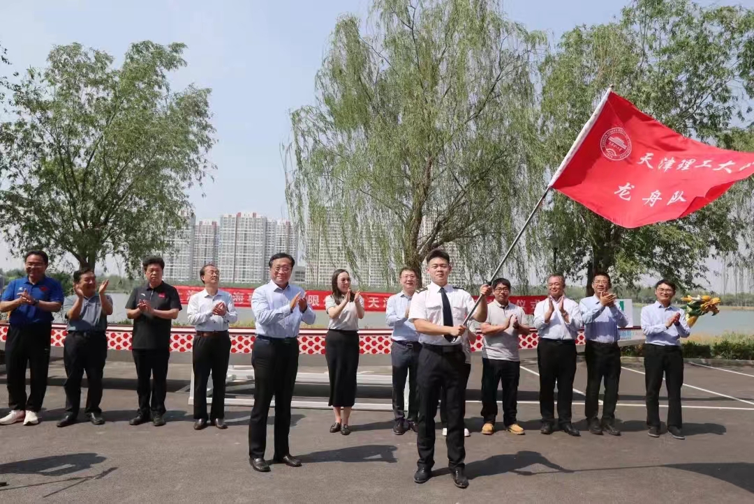 上海森海海事服务有限公司向开云捐赠龙舟