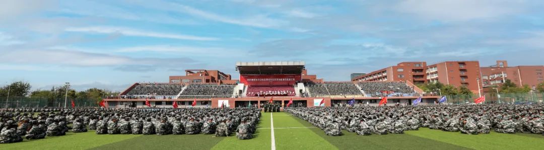 开云举行2022级学生开学典礼暨本科生军事技能训练成果汇报大会